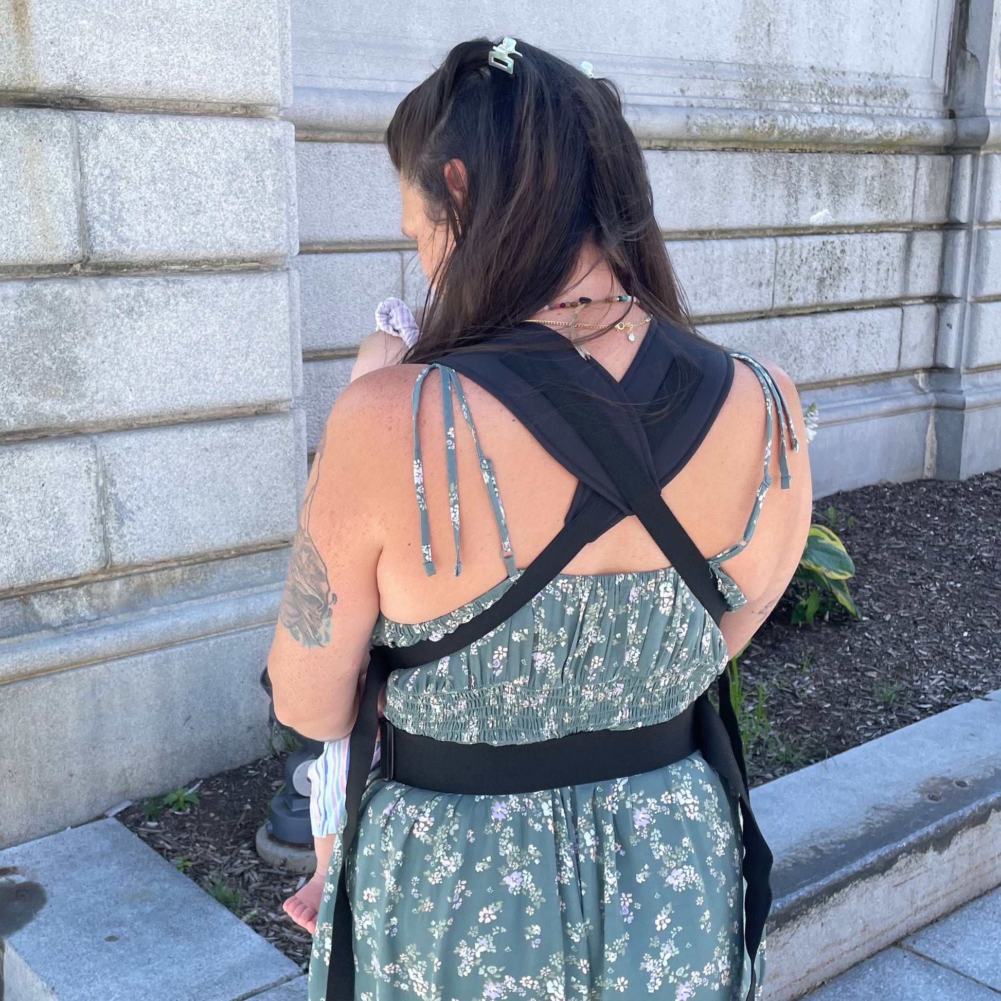 The Adventurer baby carrier, "X-Back" strap configuration